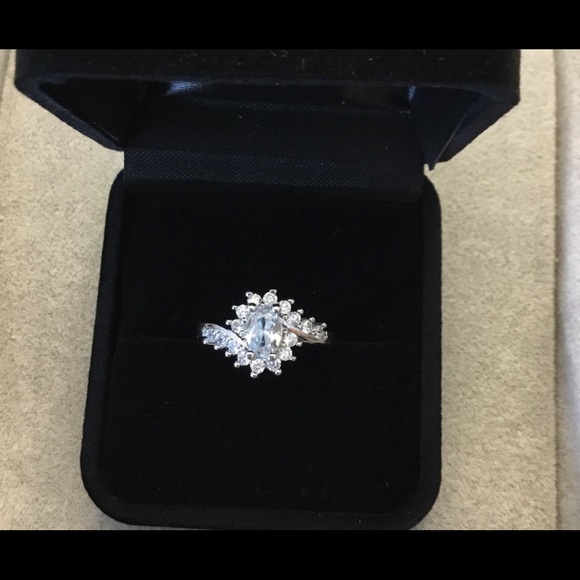 Jewelry - Stunning Cocktail Ring Size 6.5
